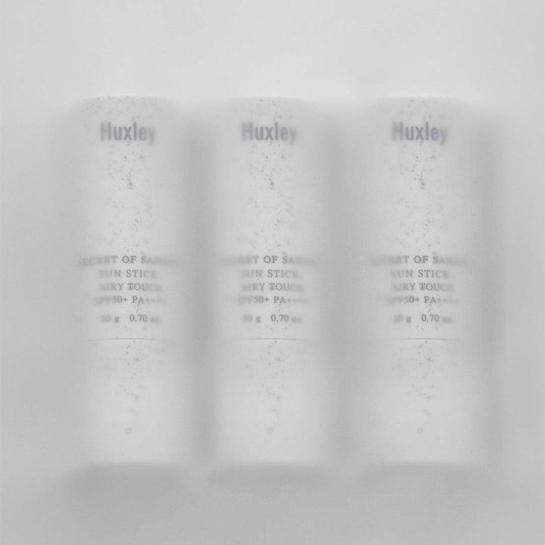HUXLEY Sun Stick Airy Touch 20g, marques Huxley, trois sticks crème sur fond clair, emballages visibles en vitrine