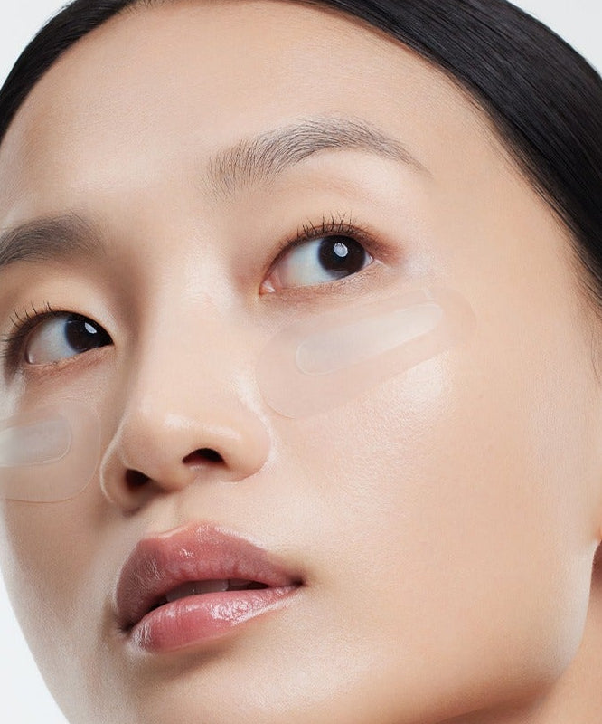 Femme portant le HUXLEY BioSIS 360 Micropyramid Patch sous les yeux.