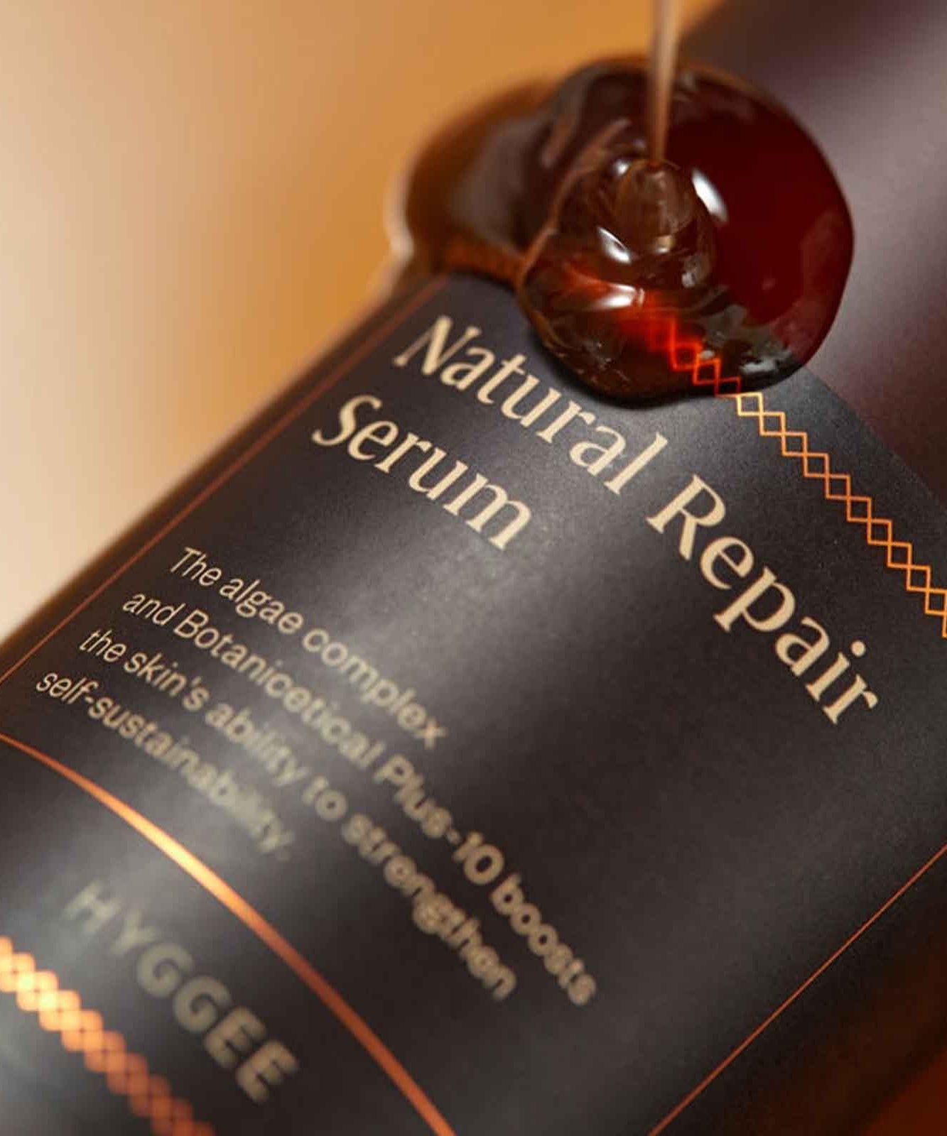 HYGGEE Natural Repair Serum 120ml, flacon au décor goutte de sérum sur emballage Natural Repair, ambiance beauté, gros plan