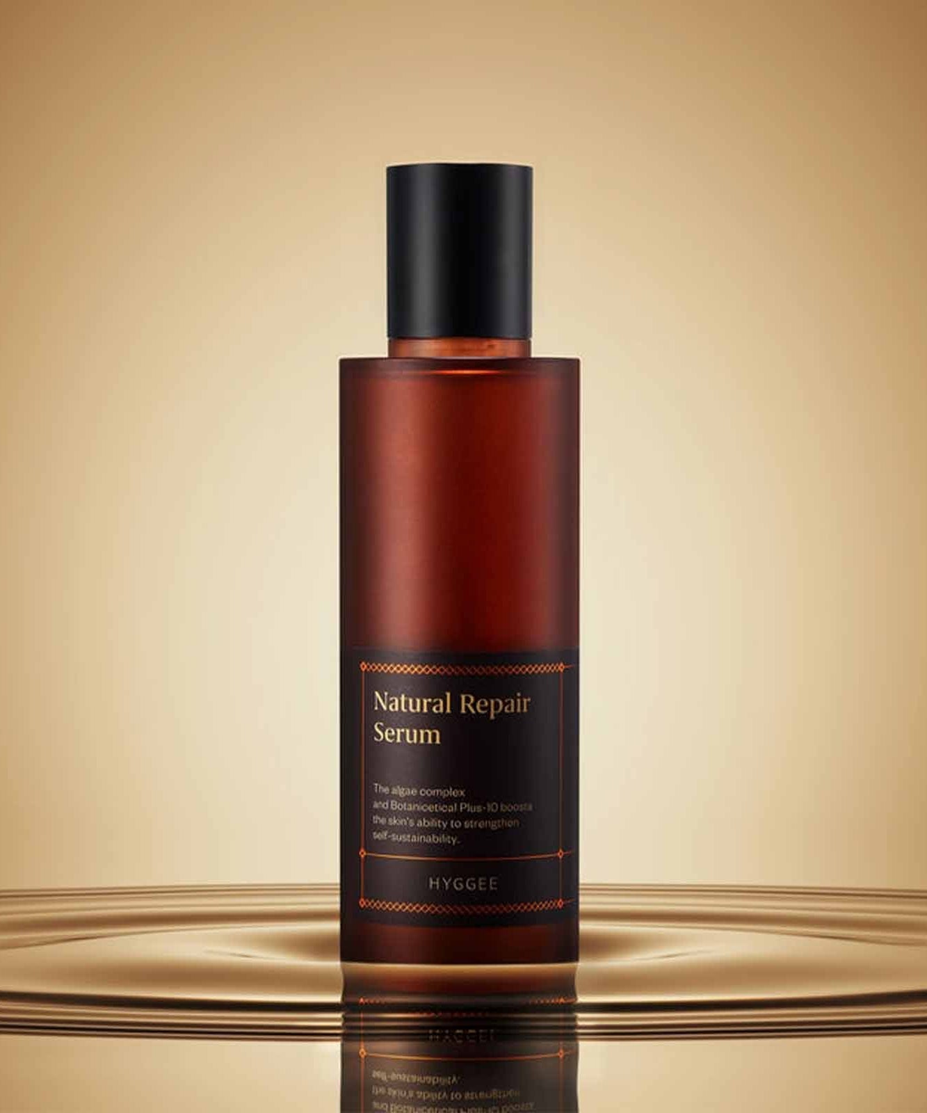 HYGGEE Natural Repair Serum 120ml de la marque HYGGEE, flacon brun sur fond beige, rendu cosmétique naturel.