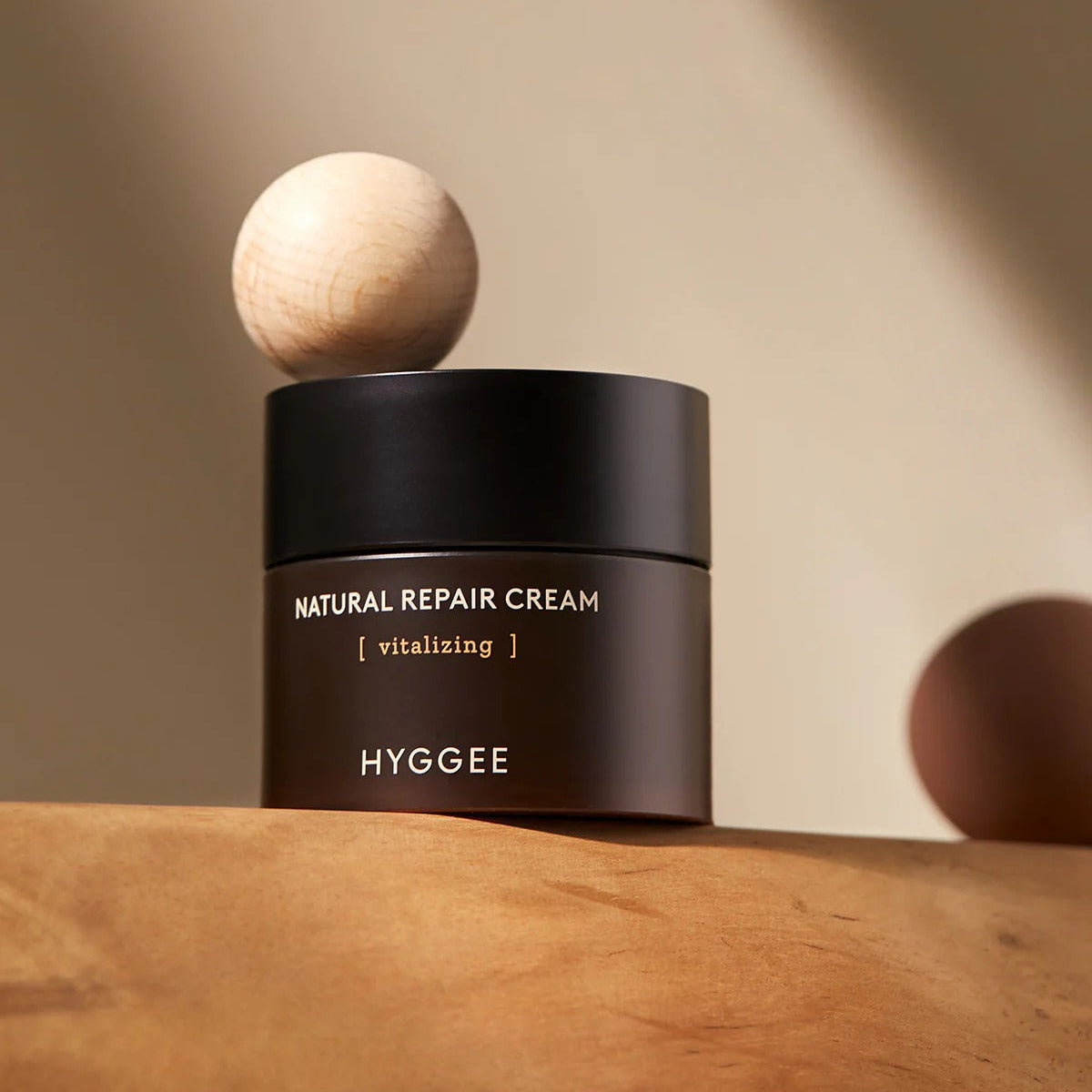 HYGGEE Nature Repair Cream 50ml, pot crème réparatrice sur table en bois, décor minimal naturel, marque HYGGEE