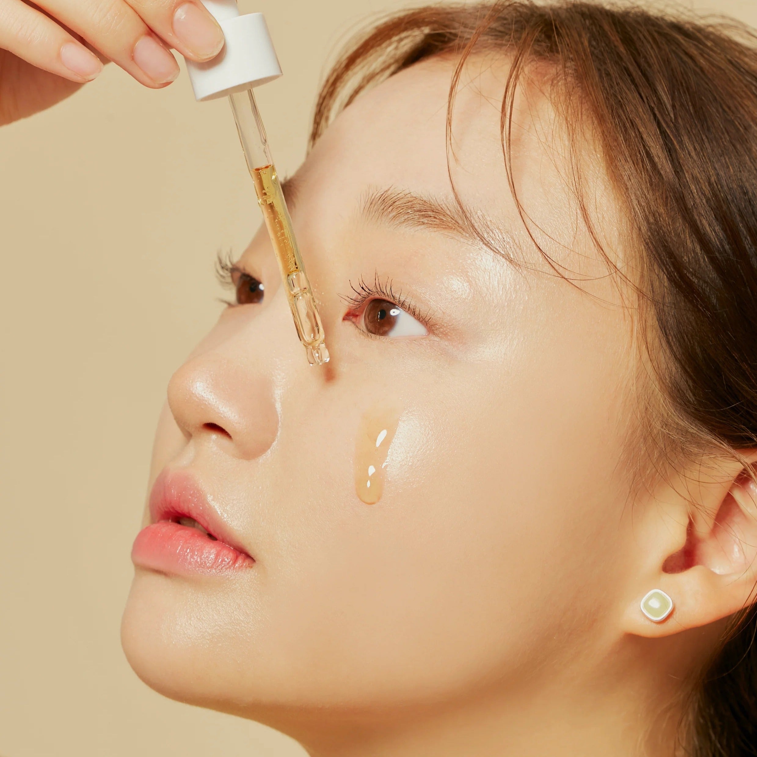 HYGGEE Own Vegan Calming Serum 50ml : sérum apaisant vegan appliqué sur le visage, marque HYGGEE, contexte beauté.