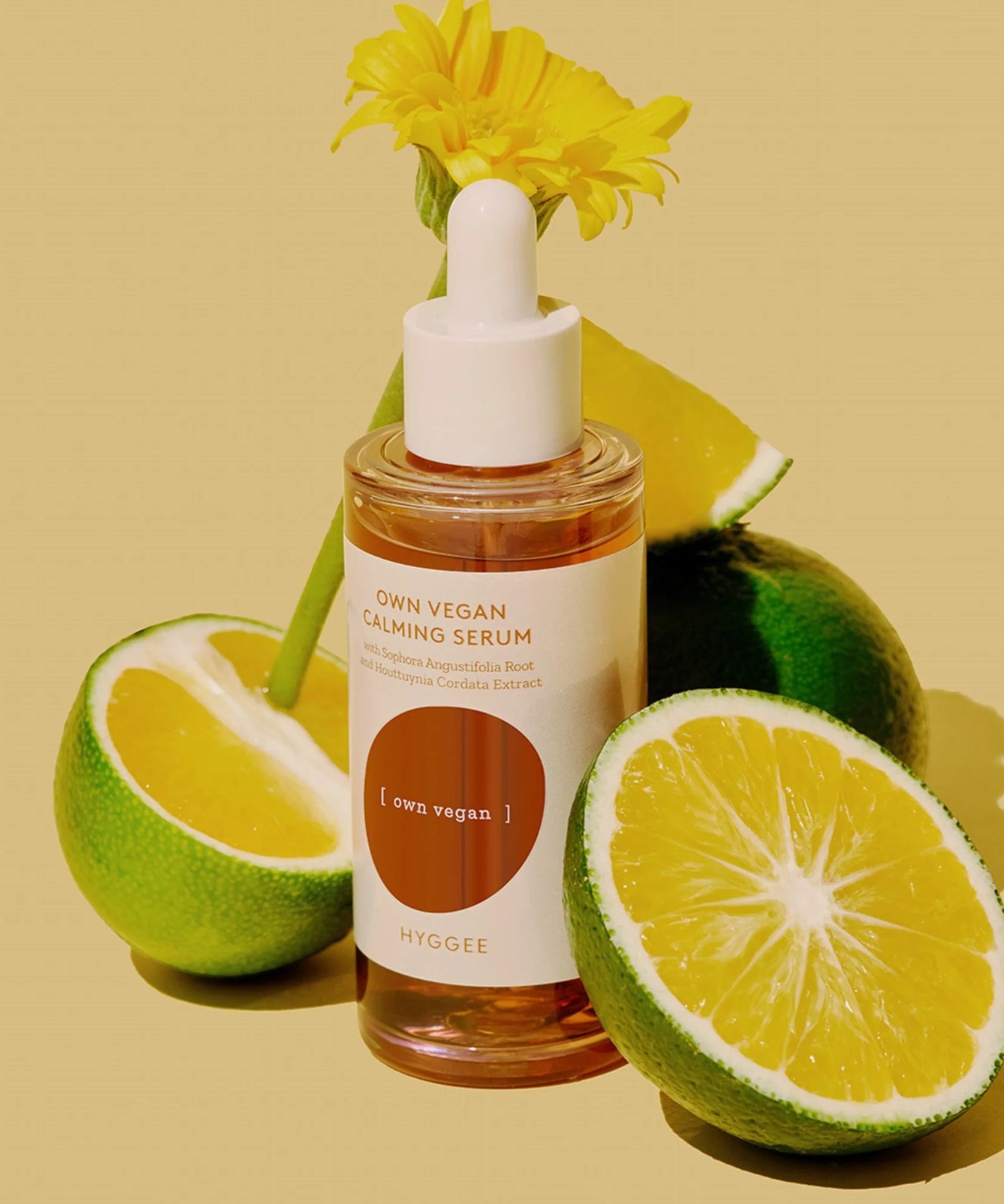Serum apaisant HYGGEE Own Vegan Calming Serum 50ml avec citron, parfait pour une peau douce et hydratée.