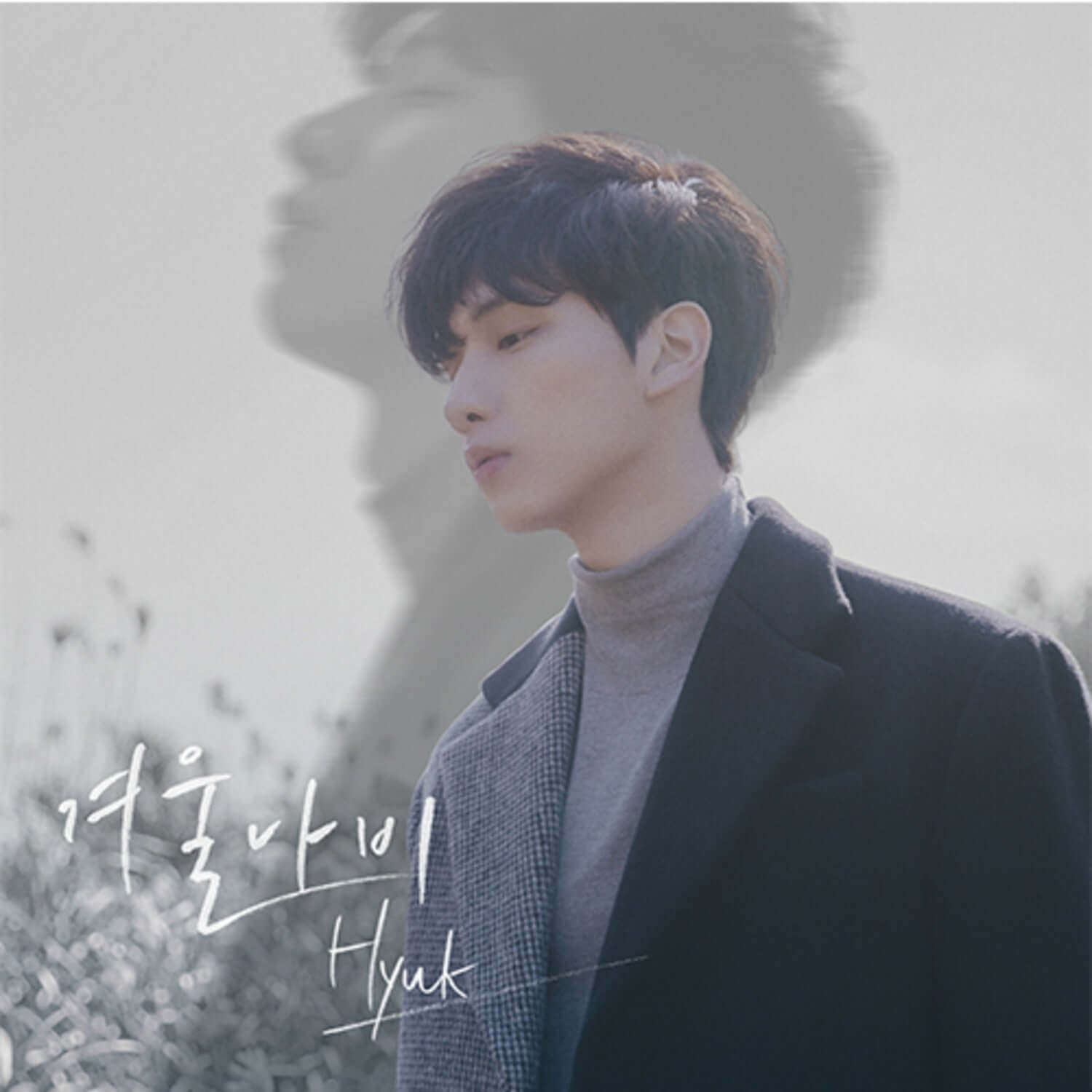 HYUK - 1st Album - Album Kpop par HYUK : photo du membre en tenue sombre, ambiance studio minimaliste, pochette K-pop