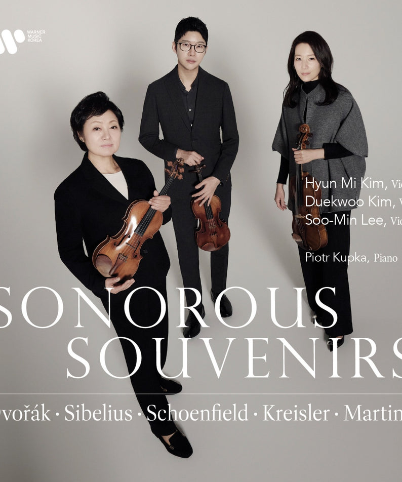 HYUN MI KIM - Sonorous Souvenirs - Album Kpop : affiche avec HYUN MI KIM et l’ensemble de musiciens, visuel studio