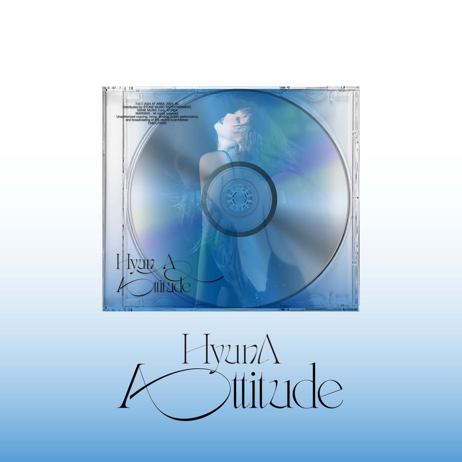 HYUNA - Attitude (HYUNA - Attitude) - Album Kpop : jaquette bleue CD, marque HYUNA, fond ciel, visuel studio