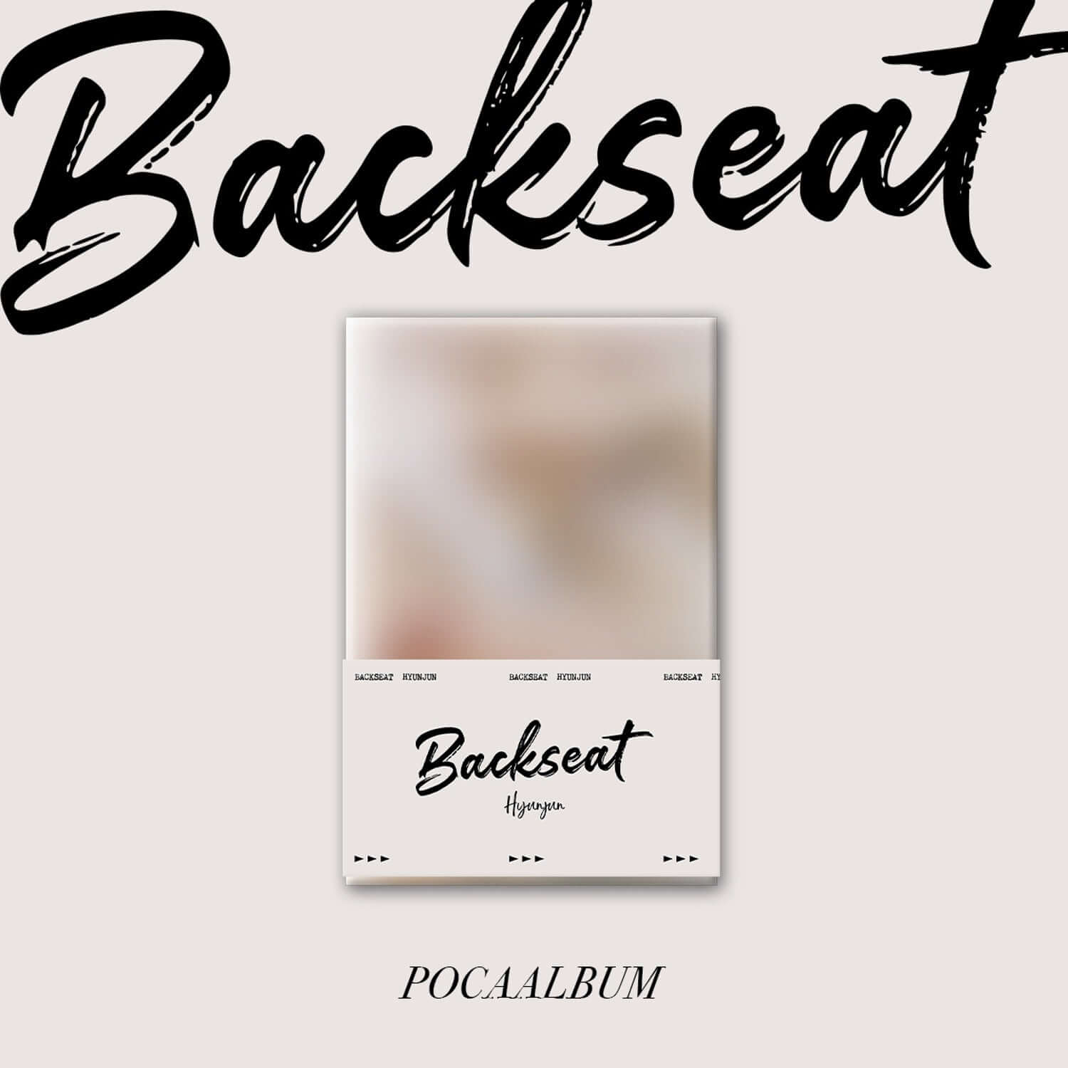 HYUNJUN - Backseat (POCAALBUM) - Album Kpop : pochette avec texte “Backseat” noir sur fond crème