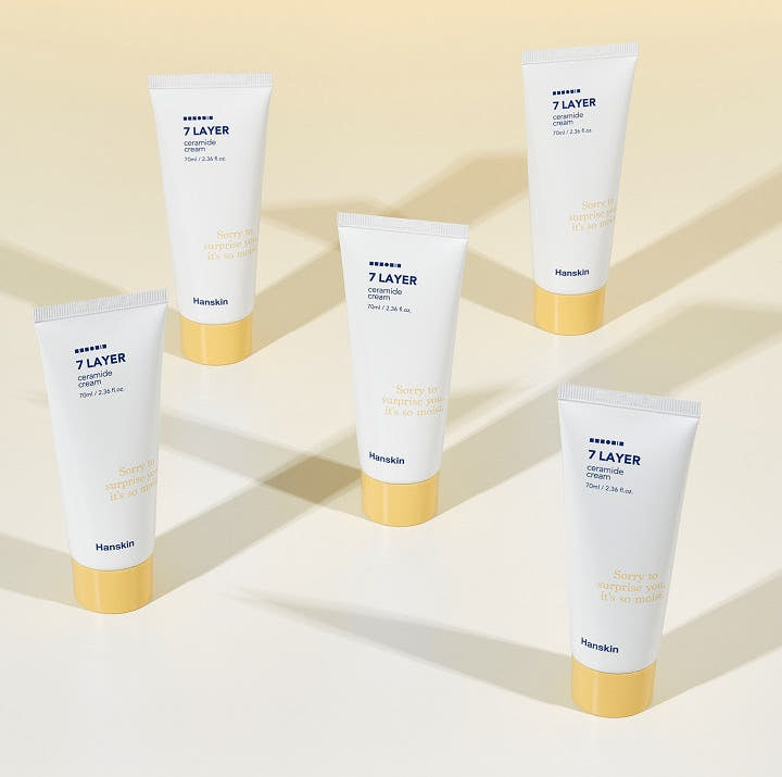 Hanskin Seven Layer Ceramide Cream 70ml, tubes en packaging sur fond beige minimal, marque Hanskin en évidence