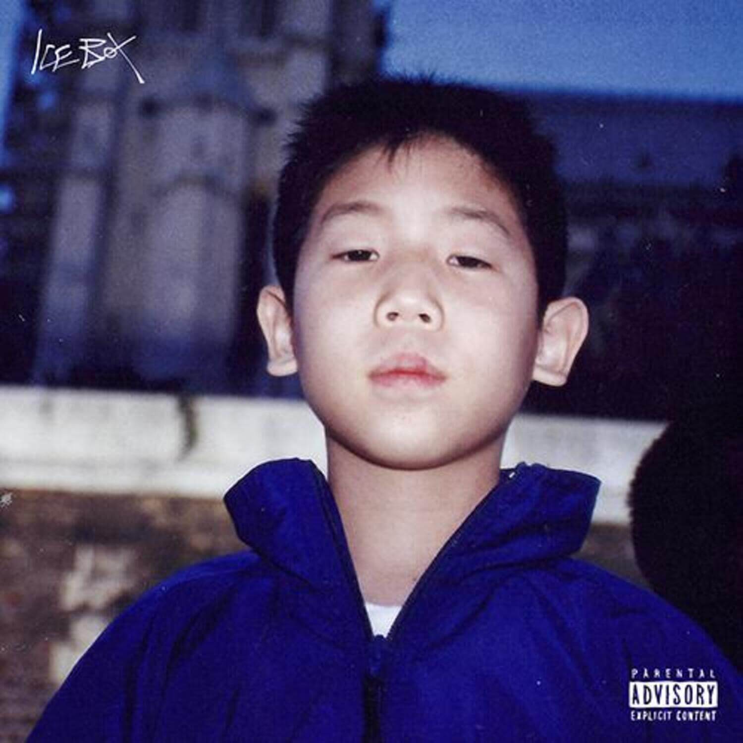 IAN KA$H - 1st Album [ICEBOX] - Album Kpop : visuel promo du chanteur sur fond urbain, pack CD IAN KA$H