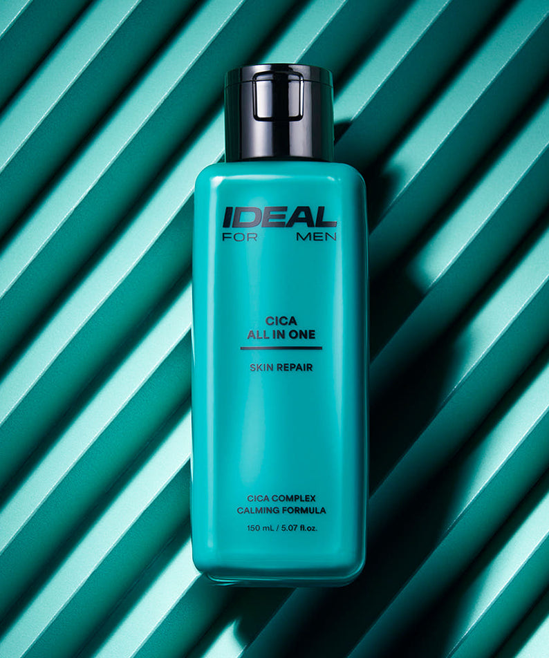 IDEAL FOR MEN Cica All-in-One 150ml, flacon bleu sur fond rayé turquoise, produit de la marque Ideal For Men