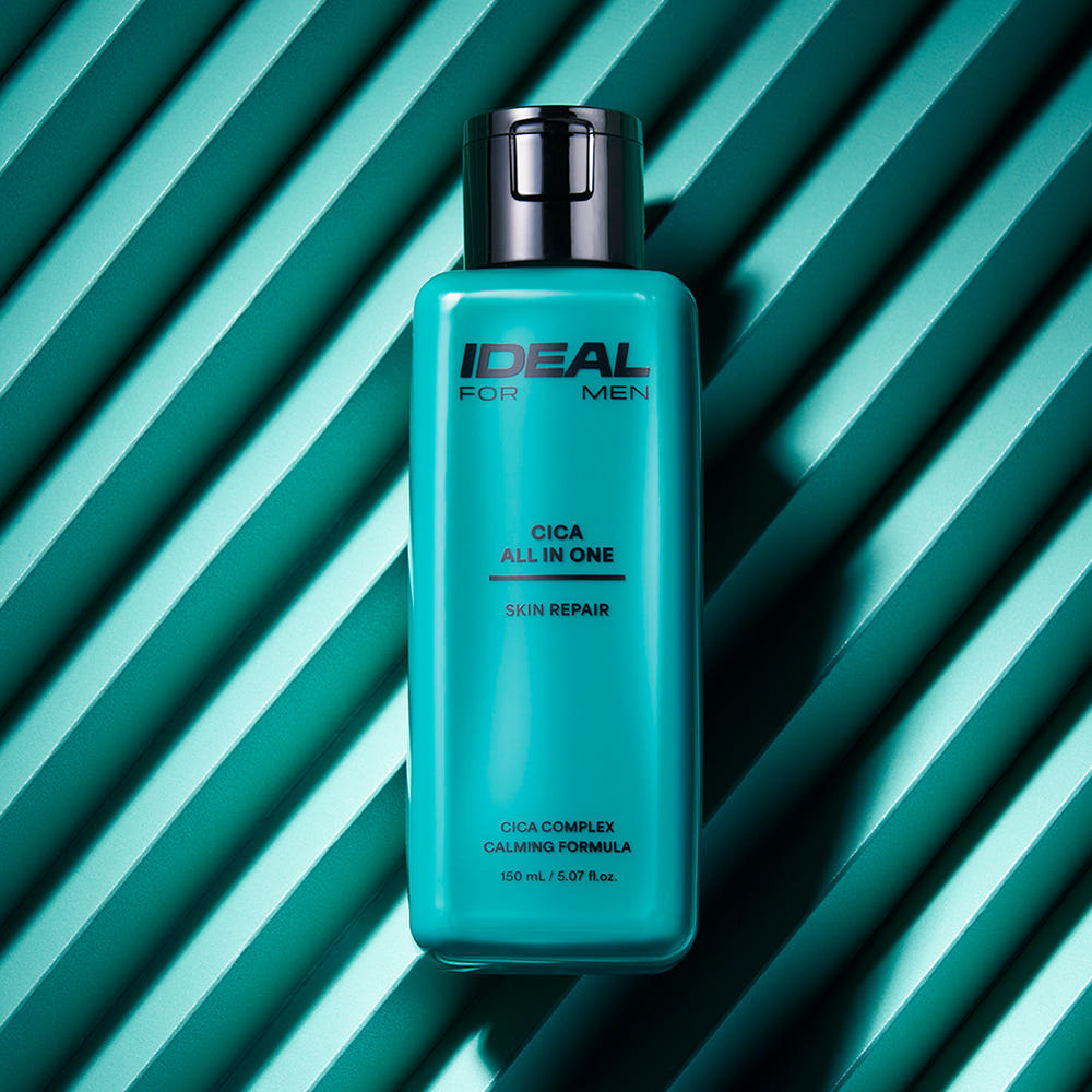 IDEAL FOR MEN Cica All-in-One 150ml, flacon bleu sur fond rayé turquoise, produit de la marque Ideal For Men