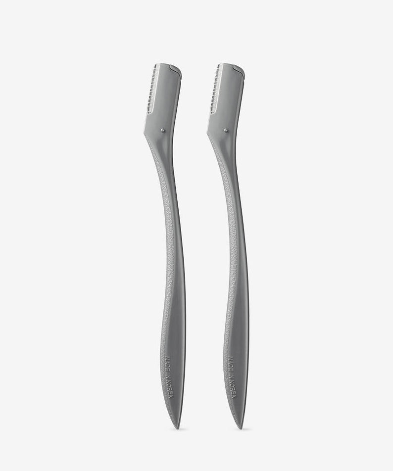 IDEAL FOR MEN Eyebrow Shaver (2 pieces) : deux rasoirs à sourcils pour hommes, sur fond blanc, vue produit