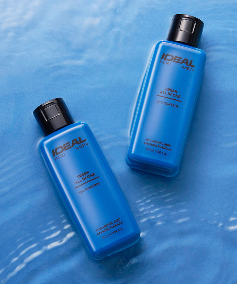 IDEAL FOR MEN Fresh All-in-One 150ml de la marque Ideal for Men, flacons bleus sur fond aquatique bleu