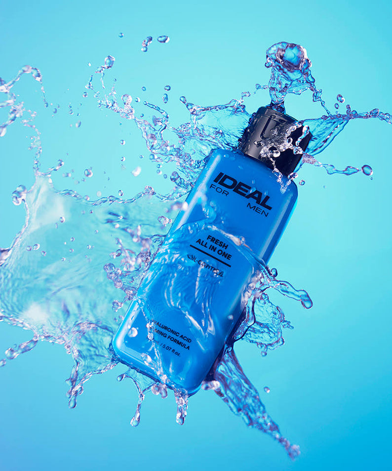IDEAL FOR MEN Fresh All-in-One 150ml, bouteille bleue éclaboussures d’eau sur fond bleu, idéal pour hommes