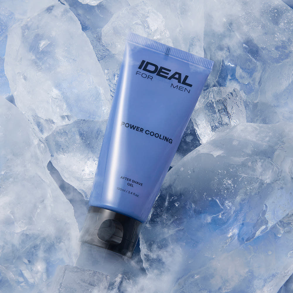 IDEAL FOR MEN Power Cooling Gel 100ml, tube bleu sur glace, contexte rafraîchissant et visuel pour la marque Ideal