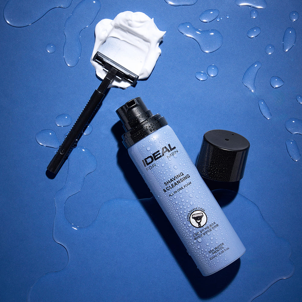 IDEAL FOR MEN Shaving & All-in-One Cleansing Foam 100ml, marque IDEAL, mousse de rasage sur fond bleu avec lame