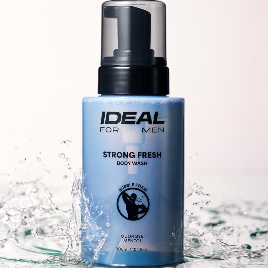 IDEAL FOR MEN Strong Fresh Body Wash 300ml, flacon bleu en salle de bain, éclaboussures d’eau, marque Ideal for Men.