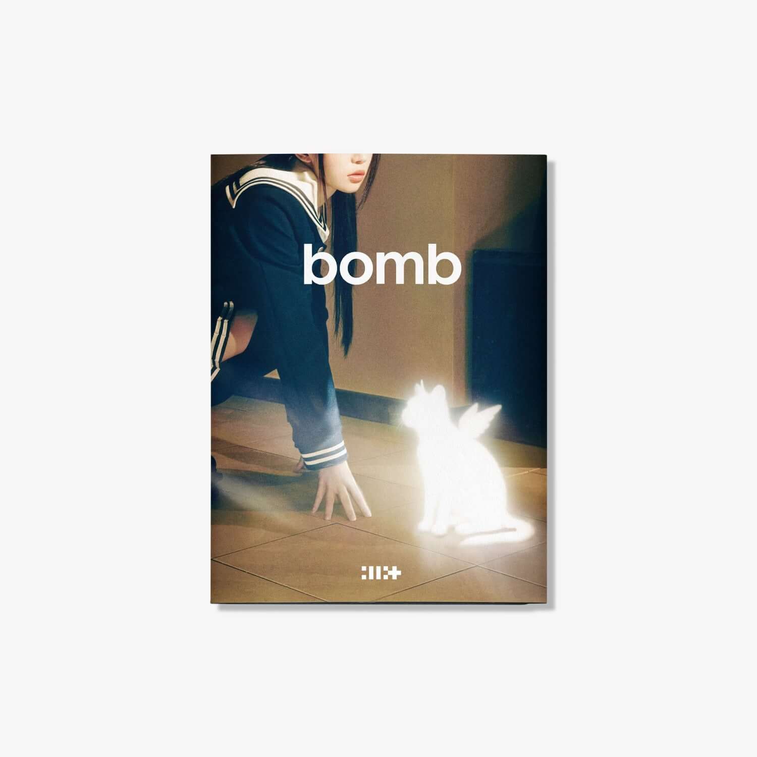 ILLIT - [bomb] (Weverse Albums ver.) - Album Kpop, pochette avec la chanteuse, scène lumineuse et texte bomb