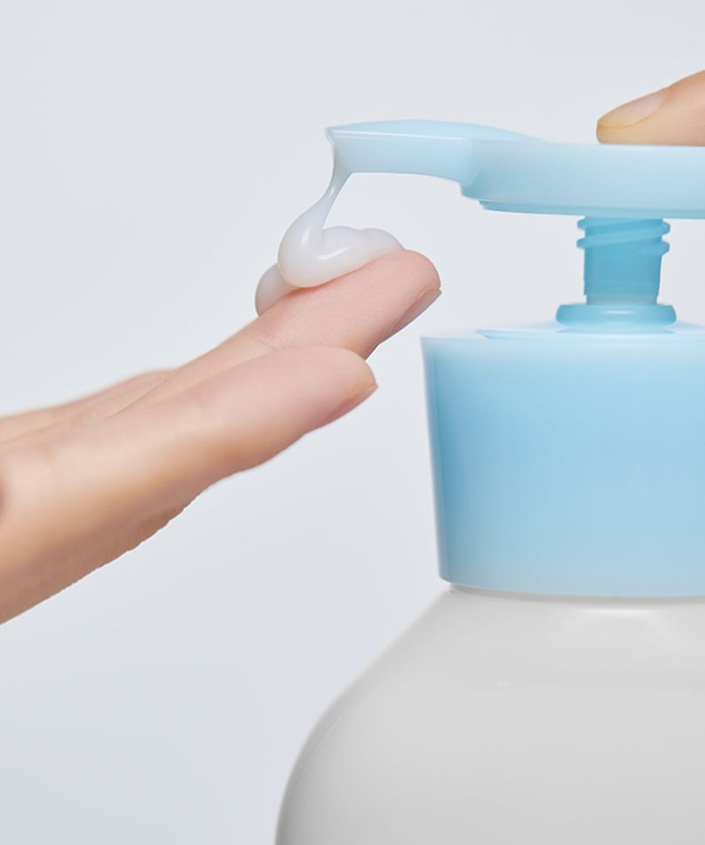 ILLIYOON Ceramide Ato 5.0 Gentle Skin Cleanser 400ml : main pressant une pompe, mousse, ambiance salle de bain.