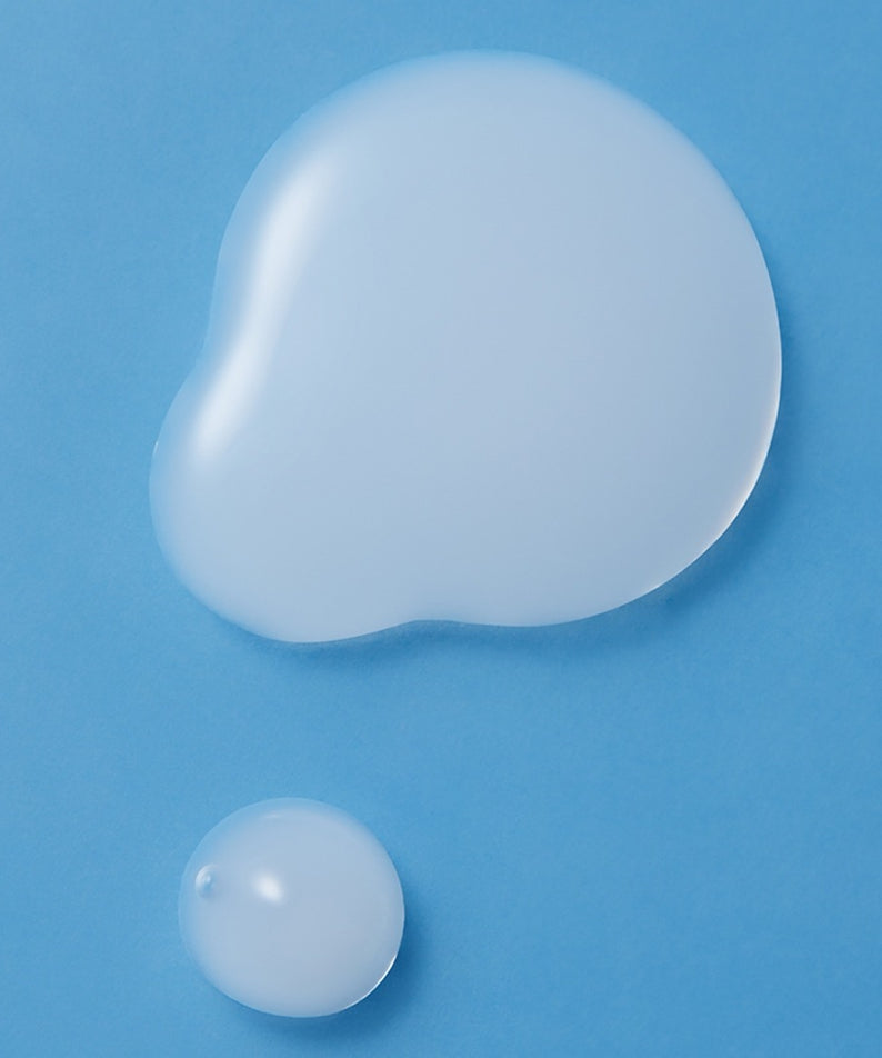 ILLIYOON Ceramide Ato Moisturizing Skin 250ml : crème hydratante de la marque, sur fond bleu avec gouttelette.