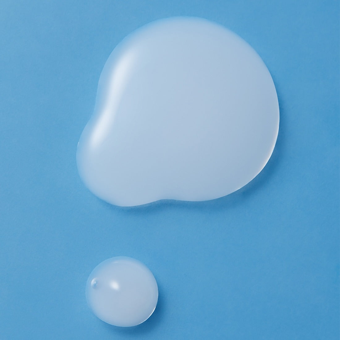 ILLIYOON Ceramide Ato Moisturizing Skin 250ml : crème hydratante de la marque, sur fond bleu avec gouttelette.