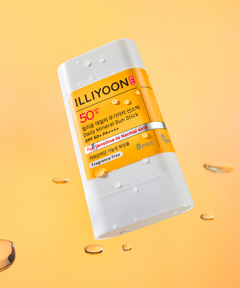 ILLiYOON Daily Weaponless Sun Stick 20g de ILLIYOON, stick solaire sur fond orange avec gouttes d’eau, contexte estival.