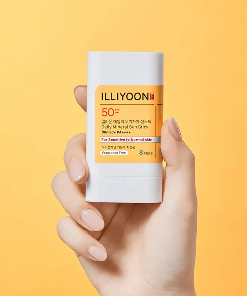 ILLIOON Daily Weaponless Sun Stick 20g de la marque ILLIYOON, en main, sur fond jaune uni, packaging crème solaire