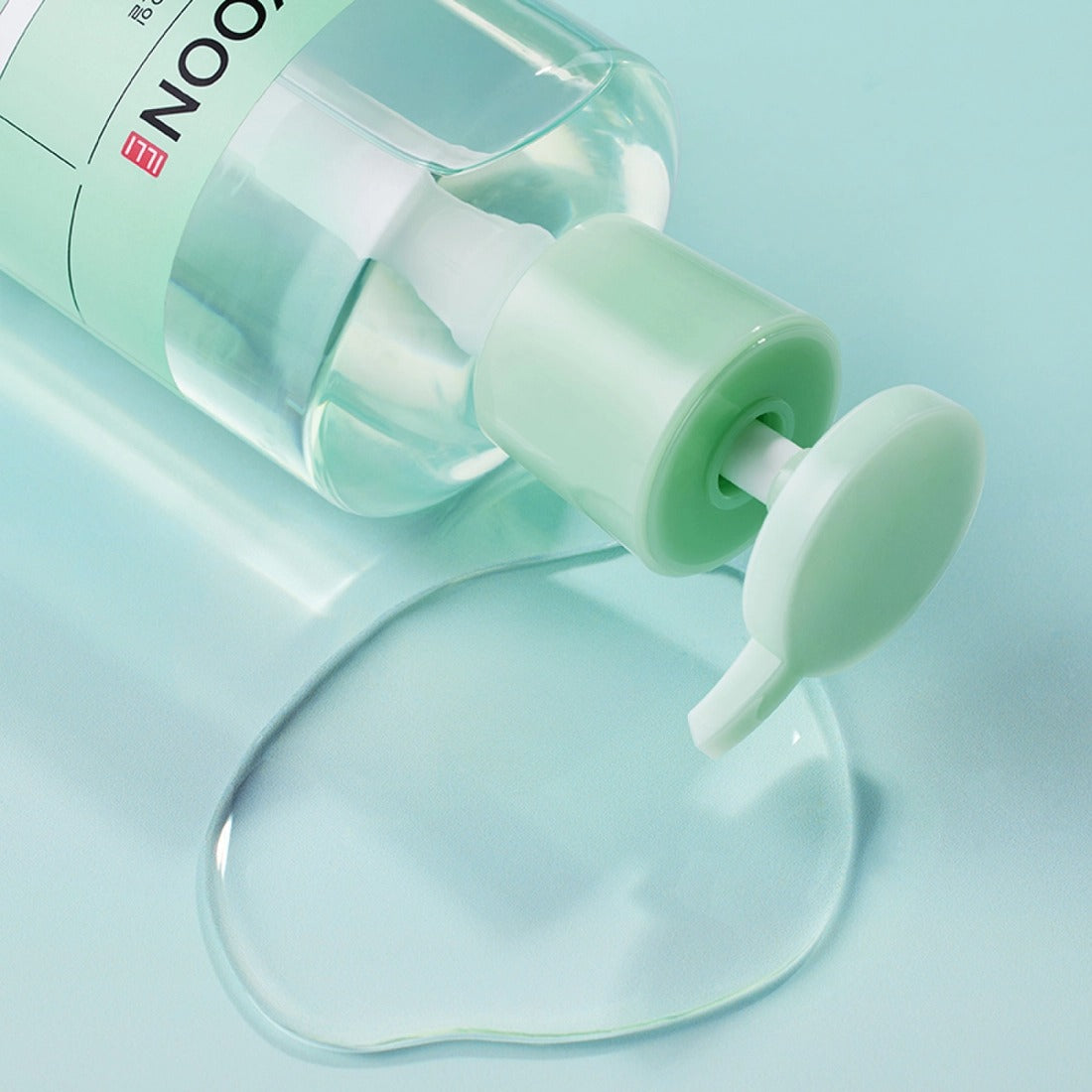 ILLİYOON Gentle Deep Cleansing Oil 250ml, huile nettoyante sur bouteille avec pompe, visuel beauté en turquoise