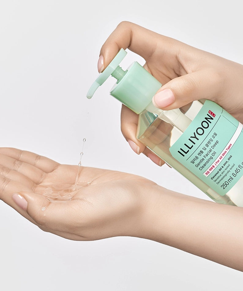 ILLIYOON Gentle Deep Cleansing Oil 250ml sur peau, mains avec flacon verseur, fond clair, marque coréenne