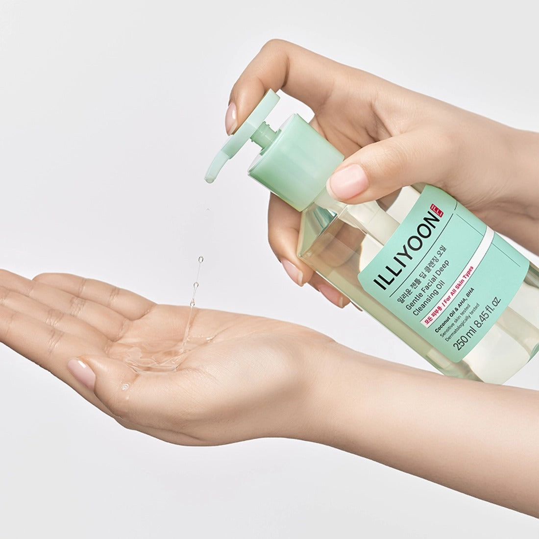 ILLIYOON Gentle Deep Cleansing Oil 250ml sur peau, mains avec flacon verseur, fond clair, marque coréenne