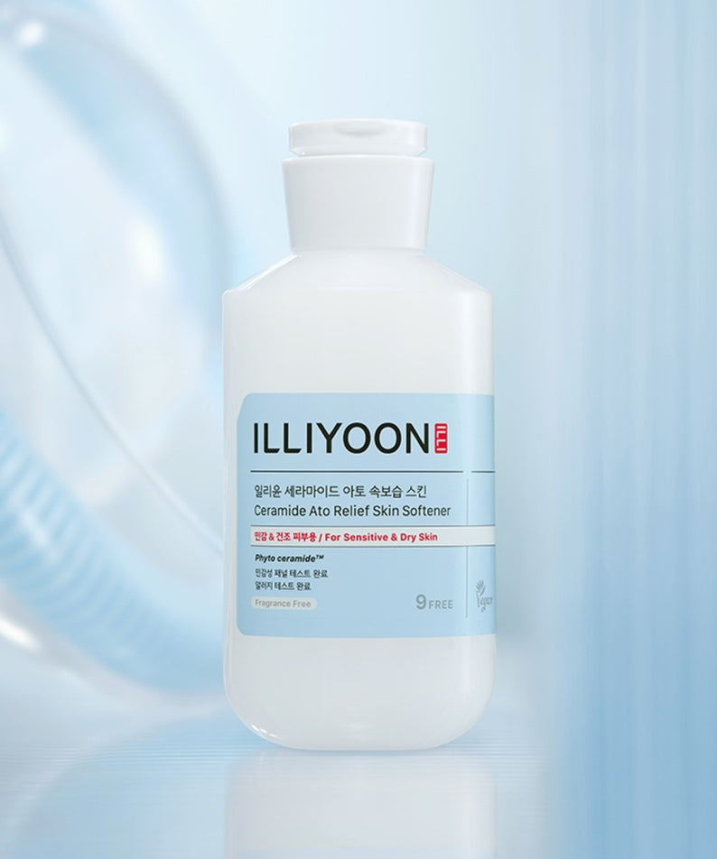 Bouteille de 250ml d'ILLIYOON Ceramide Ato Moisturizing Skin avec un bouchon blanc, sur un fond bleu clair.