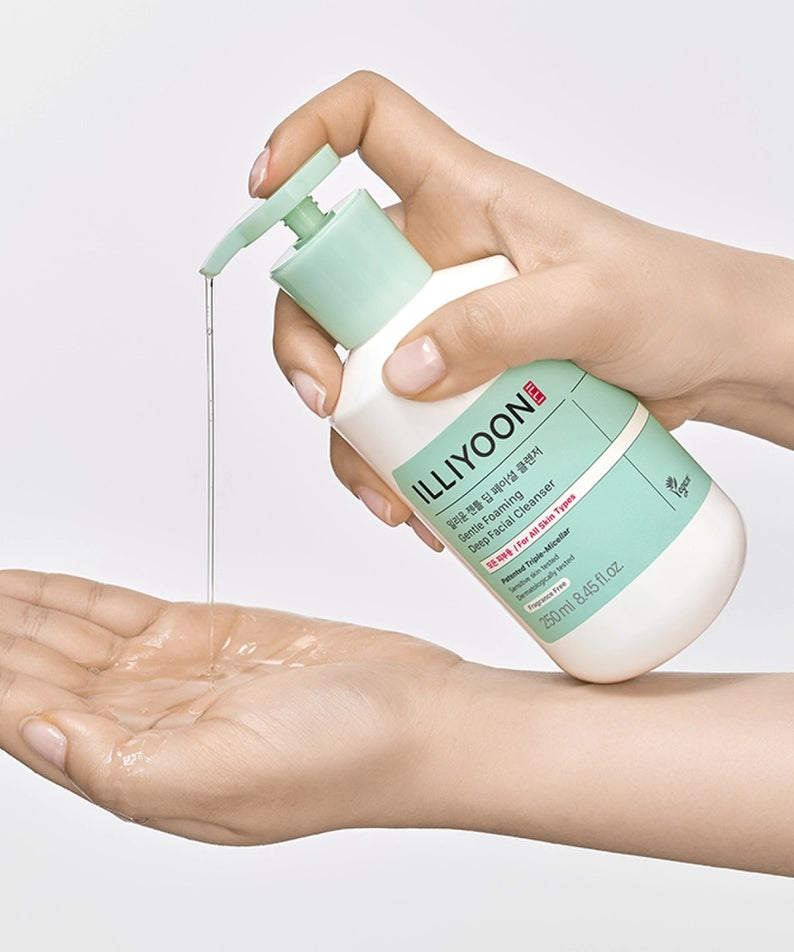ILLIOON Gentle Deep Facial Cleanser 250ml montré en utilisation pour nettoyer efficacement la peau du visage.