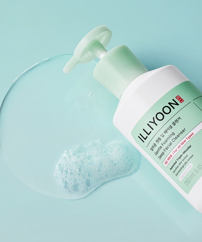 ILLIYOON Gentle Deep Facial Cleanser 250ml sur fond bleu avec bouchon vert et mousse délicate.