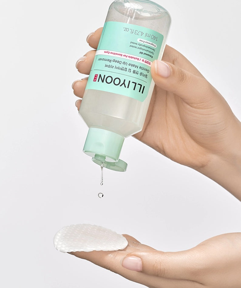 ILLIYOON Gentle Deep Lip & Eye Remover 140ml en cours d'application sur un coton par une main féminine.