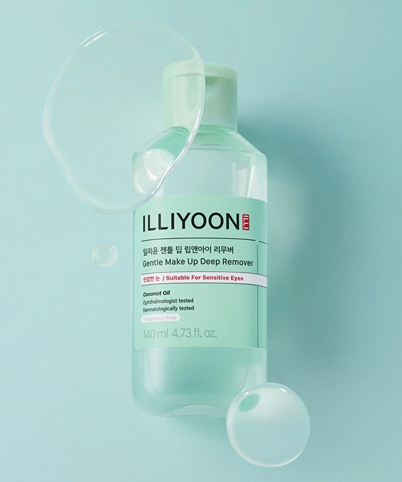 Photo du démaquillant ILLIYOON Gentle Deep Lip & Eye Remover 140ml sur fond bleu avec éclaboussures d'eau pure.