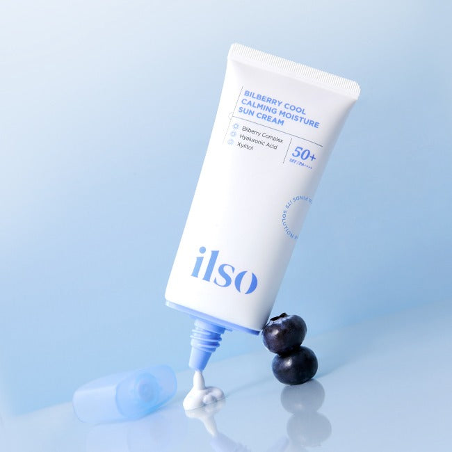 ILSO Bilberry Cool Calming Moisture Sunscreen de la marque ILSO, tube blanc sur fond bleu, avec myrtilles.