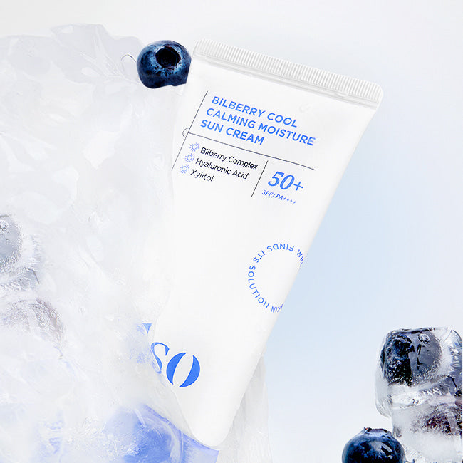ILSO Bilberry Cool Calming Moisture Sunscreen ILSO, tube sur fond glace/bleu, contexte hydratant apaisant