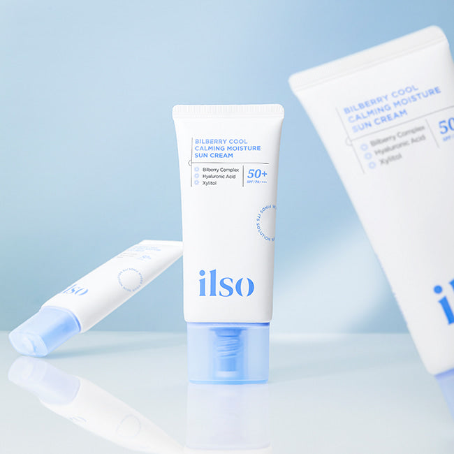 ILSO Bilberry Cool Calming Moisture Sunscreen de la marque ILSO, tubes sur fond bleu, ambiance soin beauté