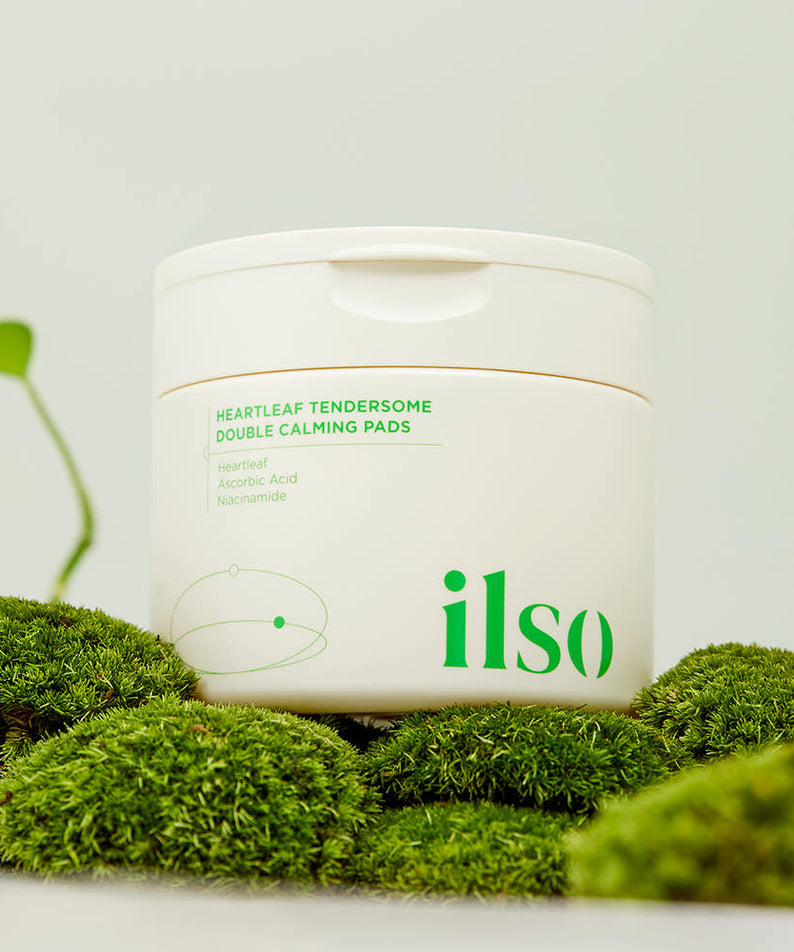 Pot de ILSO Eoseongcho Tenderjom Double Calming Pad 60 sheets posé sur de la mousse verte, soin apaisant pour la peau.