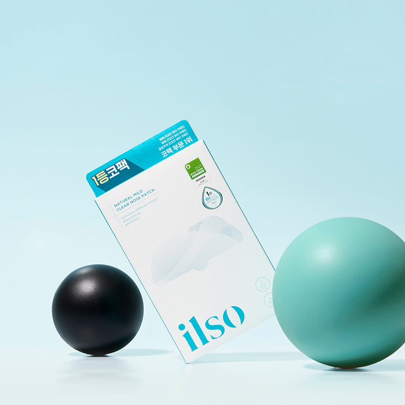 ILSO Natural Mild Clear Nose Pack de la marque ILSO, sachet face au fond bleu ciel, décor billes vertes et noires.