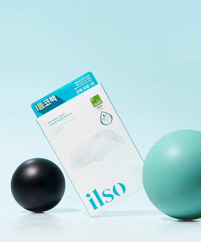 Boîte de ILSO Natural Mild Clear Nose Pack avec fond bleu et balles décoratives, solution douce et naturelle pour le nez.