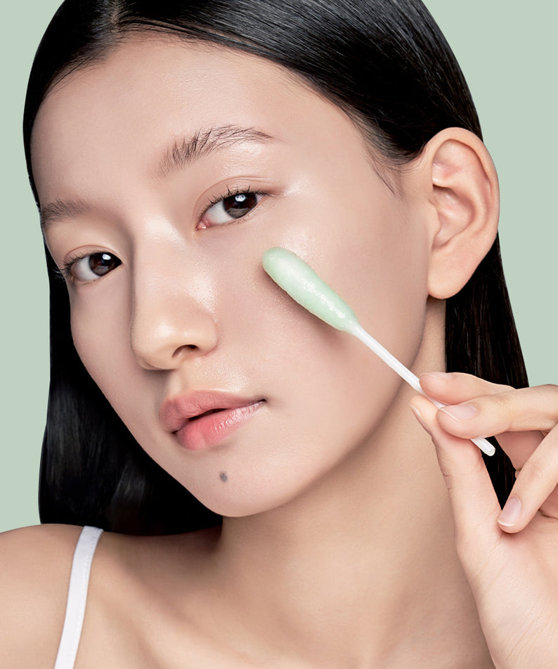 Femme utilisant le ILSO No Trouble Peeling Swab 8 sheets sur peau pour un soin de beauté efficace.