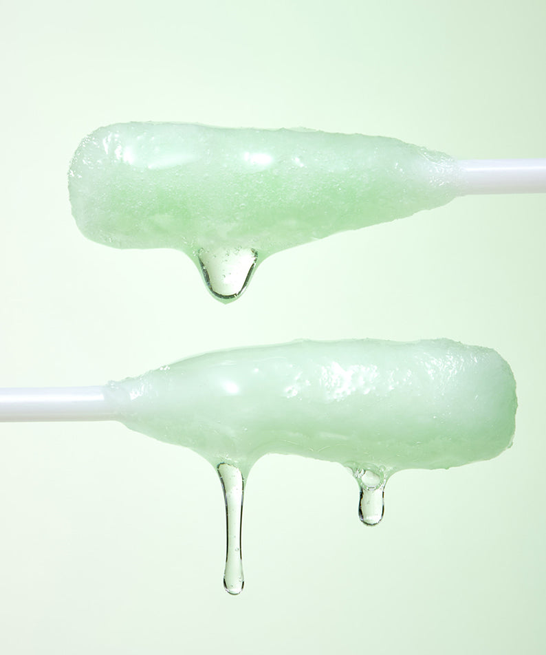 ILSO No Trouble Peeling Swab 8 sheets en gros plan avec liquide coulant, fond vert clair, produit cosmétique innovant pour soins de la peau.