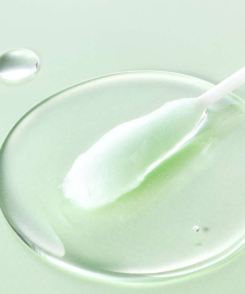 Swab de soin ILSO No Trouble Peeling Swab 8 sheets sur fond vert, gros plan du produit liquide en action.