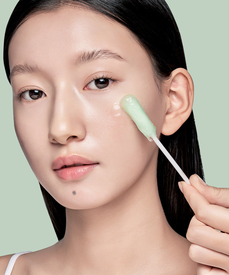 Femme utilisant ILSO No Trouble Peeling Swab 8 sheets pour soin du visage