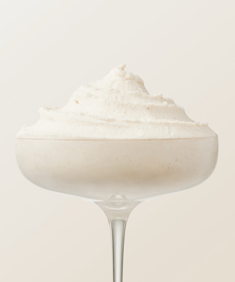 Texture mousse de ILSO Rice Potato Pore Fresh Wash-Off 150g, nettoyant visage crémeux, dans une coupe élégante.