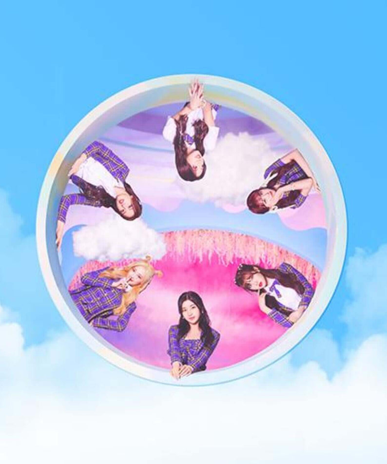 ILY:1 - [Love in Bloom] - Album Kpop ILY:1, couverture avec membres en cercle sur fond bleu ciel et fleurs roses