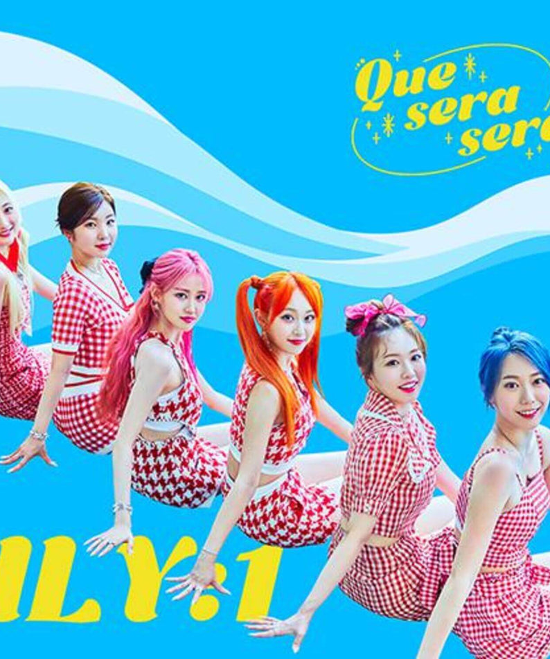 ILY:1 - [Que Sera Sera] - Album Kpop ILY:1, affiche visuelle du groupe sur fond bleu, énergie et sensibilité