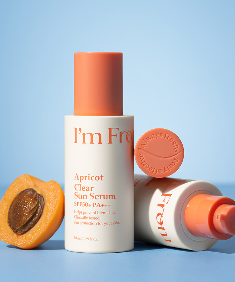 I'M FROM Apricot Clear Sun Serum 50ml avec flacons et abricot sur fond bleu.