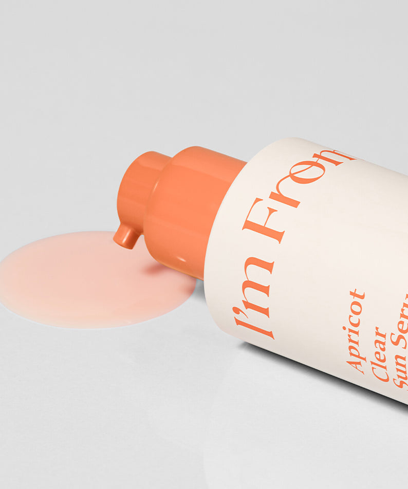 Flacon de 50ml de I'M FROM Apricot Clear Sun Serum avec sérum renversé, protection solaire efficace, format pratique et design moderne.